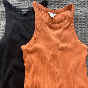 Orange och svart linne! Storlek M - Två linnen för bra pri! Älskar dem till ett par lågmidjade byxor! 💞 