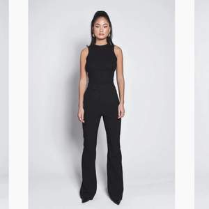 Linn Ahlborgs design LXA ”Suit pants TALL - black”. Nypris 899kr! Endast använda en gång då de är lite för stora för mig tyvärr, men såå fina!! Bara skriv om ni vill ha fler bilder 💗❤️🥰 Kan även tänka mig att byta mot ett par likadana i storlek XS!