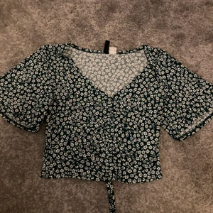 Topp - Jättesöt grön blommig topp!