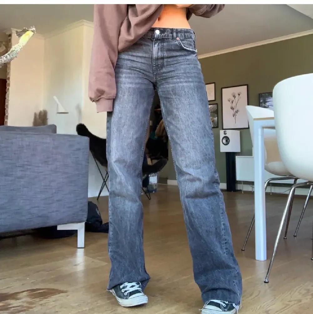 Säljer dessa super snygga Mid rise jeans från zara då dom är förstora på mig. OBS lånade bilder❤️ dom är väldigt långa men meningen att man ska kunna klippa efter sin längd❤️❤️dm för frågor! Buda eller KÖP DIREKT för 500 + frakt. Jeans & Byxor.