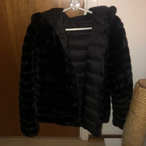 Jacka (strl S) - Mycket fin jacka som man kan vränga! Använt 1 gång så den är i bra skick! Storlek S!