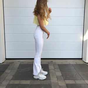 Peachy Flare jeans - Säljer dessa peachy flare jeans från Bikbok i strl xs. Använda ett par gånger så inte i nyskick men fint skick utan slitage🥰 jag står för frakten så därav priset🥰