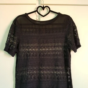 Spets t-shirt från Zara - T-shirt i spets från Zara, superfint skick. Stl L. Betalning sker genom swish och köparen står för frakten😁