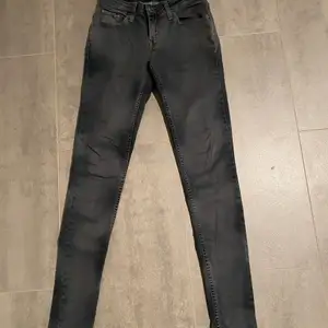 Levis jeans stretchiga så passar större w24 l30 