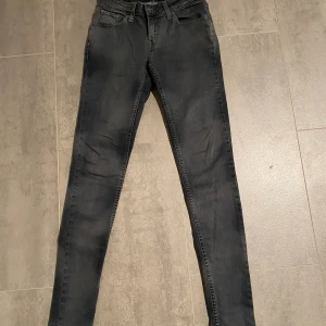 Levis jeans - Levis jeans stretchiga så passar större w24 l30 