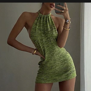 Grön klänning💚 - Trendig klänning med knytning i nacken och öppen rygg. Säljer för att den var för kort för mig, 176 cm. Frakt 66 kr, spårbart! 