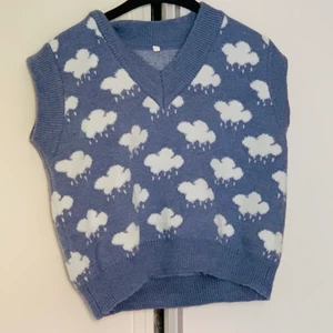 Sweater vest med moln - Jättefin sweater vets med moln, aldrig använd men superfin💗 Frakt 66kr💗