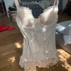 Corset - En jättefin, puderrosa korsett som jag köpte här på plick. Säljer den för att den inte satt som jag ville. Skriv privat för fler bilder och frågor:)