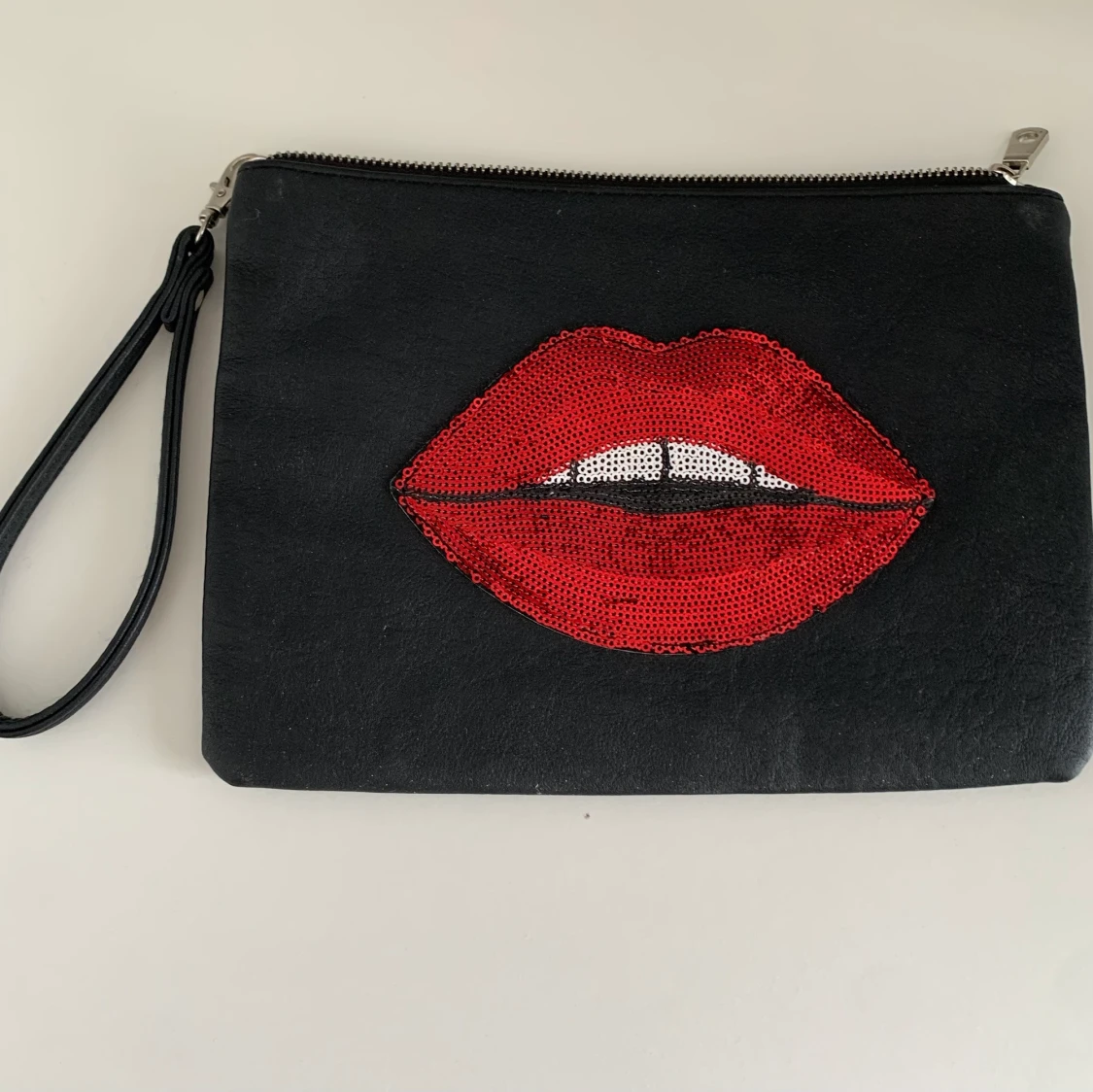 Liten svart handväska