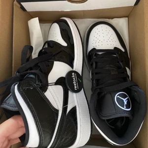 Air jordan 1 mid svart vit  - Jättesnygga air jordans 1 mid, svartvita och det svarta är glansigt. Storlek 36, säljer pågrund av fel storlek. Helt oanvända endast testade och alla lappar osv kvar! Köpta på restocks. 