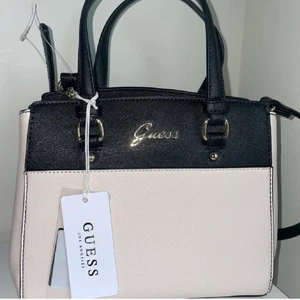 Guess väska  - Helt ny oanvänd väska från Guess säljs för 700, men pris kan även diskuteras.