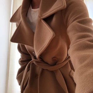 Kappa från &otherstories - Perfekta kappan till hösten från &otherstories! Bra skick🍂 Skriv för fler bilder