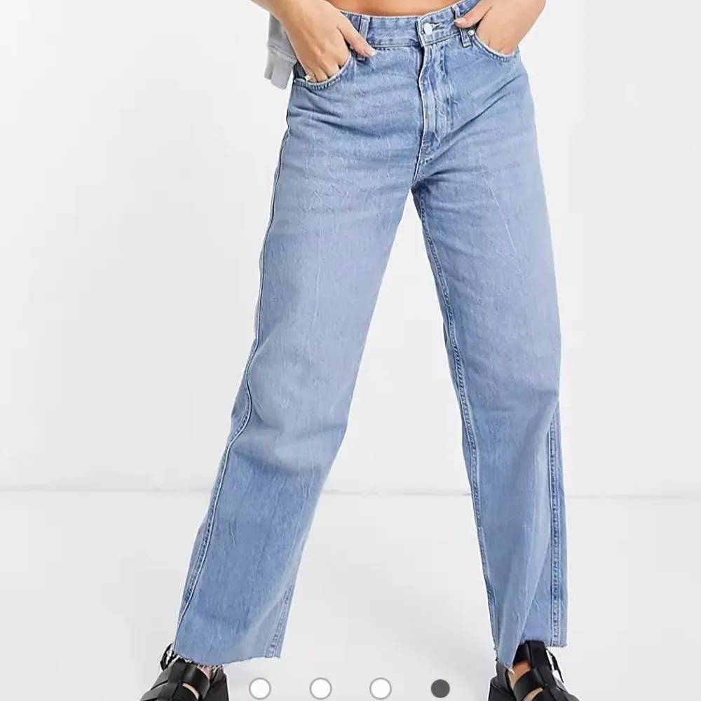 Jeans från bershka som jag köpte i ASOS, använt dem 3-4 gånger men tycker inte jag kan pull them off 🦭. Jeans & Byxor.