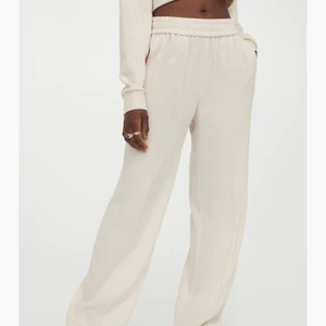 byxor! - Beige byxor från hm. Storlek S . Slutsålda på hemsidan! 