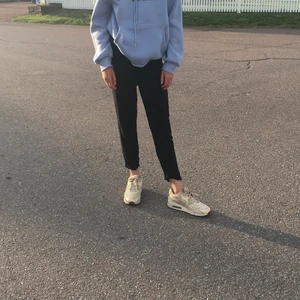 Svarta Poptrash byxor strl:146/xxs - Sköna svarta byxor passar till typ allt.  Läng:83 cm