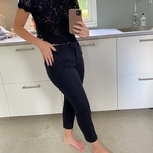 Svarta kostymbyxor - Jag säljer dessa svarta kostymbyxor som är från Bik Bok. De är väldigt bekväma och går att matcha med det mesta, både som uppklätt och går att klä ner.😊