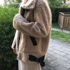 Beige jacka  - Säljer jackan då den inte kommer till användning, används ett fåtal gånger men ser ut som ny. Köparen står för frakten!!✨