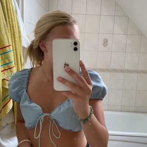 Fest topp - I satin material. Super fint skick då ja aldrig använd den!.