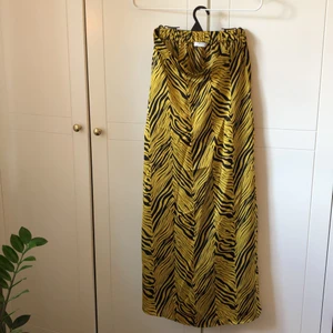 Satinkjol - Superfin långkjol från Pieces köpt på Veromoda! Endast använd en gång så jättefint skick! Säljer då den tyvärr inte kommer till användning. Köparen står för frakten.