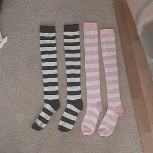 Knästrumpor - Randiga knästrumpor! Lite korta på mig som är 172cm. 30kr styck eller 50kr för båda. Frakt tillkommer 