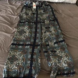 Byxor  - Byxor från Gina. Köpt på rean för 220kr . Säljer för de Passar inte mig. Prislapp finns kvar . Storlek 34