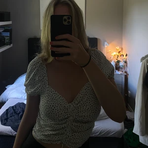 Prickig topp storlek 38 - Topp från h&m, fint skick, köpare står för frakt ca 60kr