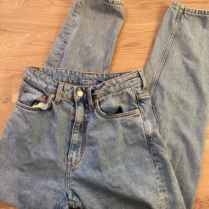  jeans i modellen lash - Använder inte dessa så jag säljer dem istället, fint skick 😋