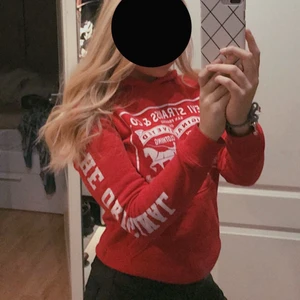 Levis röd hoodie  - Köpt från kidsbrandstore storlek 14, knappt använd inga slitningar. För mer info skiv gärna😊