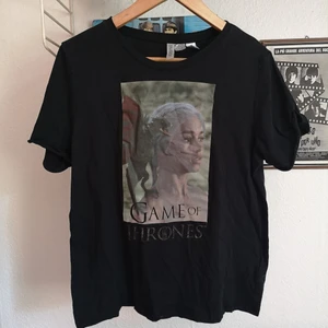 Game of thrones tshirt  - Obs skrynklig! Got tröja i fint skick. Storlek Large men är nog mer som Medium.