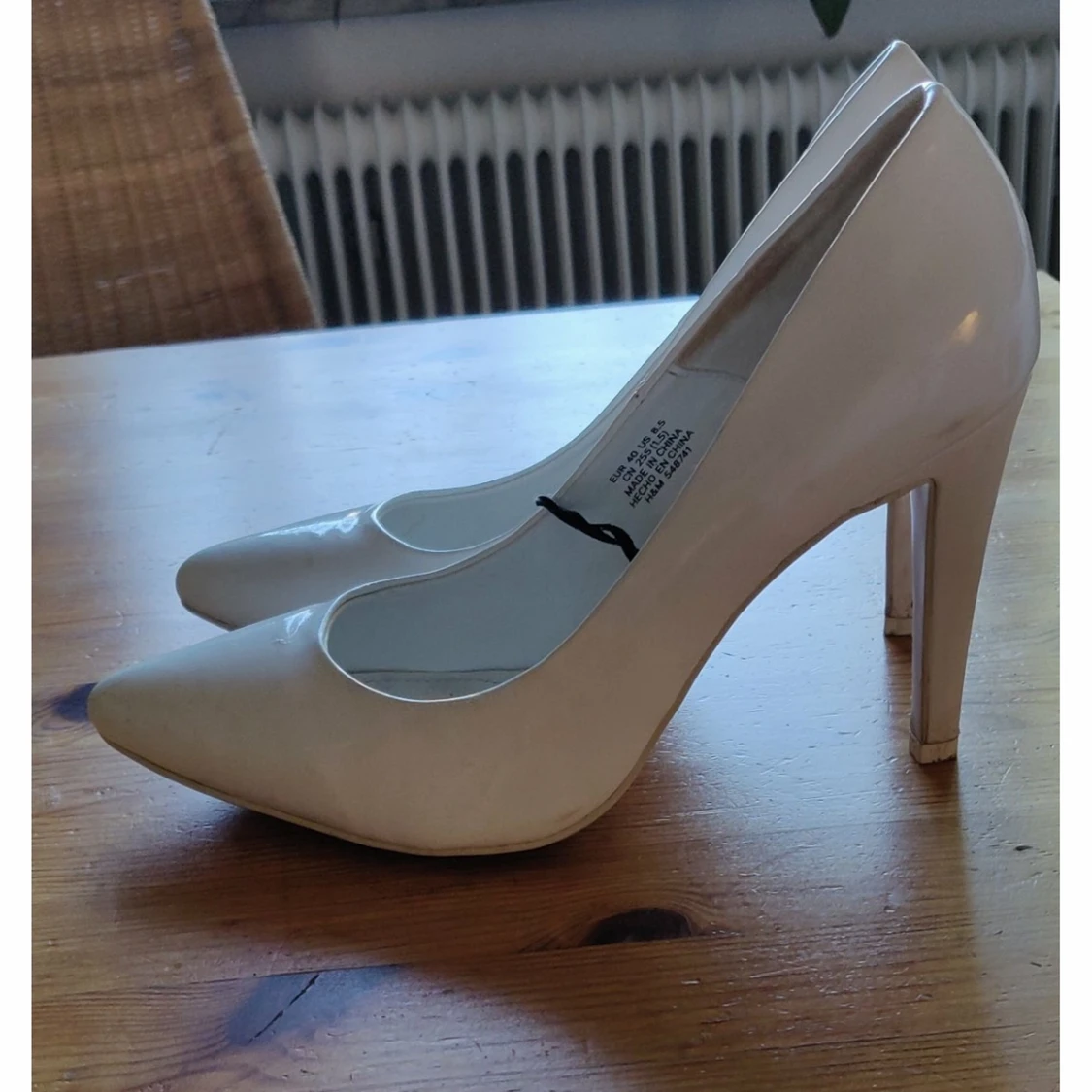 Vita klackskor i lack