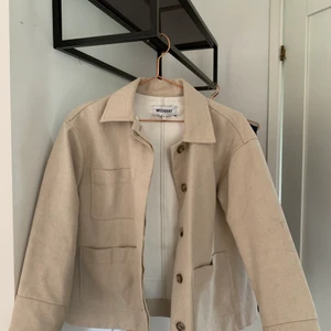 Höst/vårjacka - Beige jacka från weekday, hör av dig för fler bilder eller frågor!😄