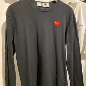 Comme des garçons långärmad t-shirt - Säljer en liten oanvänd CDG tröja. Storlek L men passar M/S pga den japanska storleken. Har kvar taggar för extra verifikation om det behövs. Inga synliga fel finns på den. Skriv för mer info…🤙🏼 ha en bra dag!