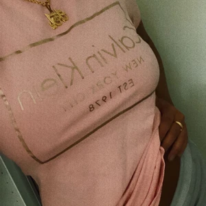 Calvinklein tshirt  - Så fin ljus rosa tröja från ck ( äkta ), man ser jätte brun ut i denna tröja