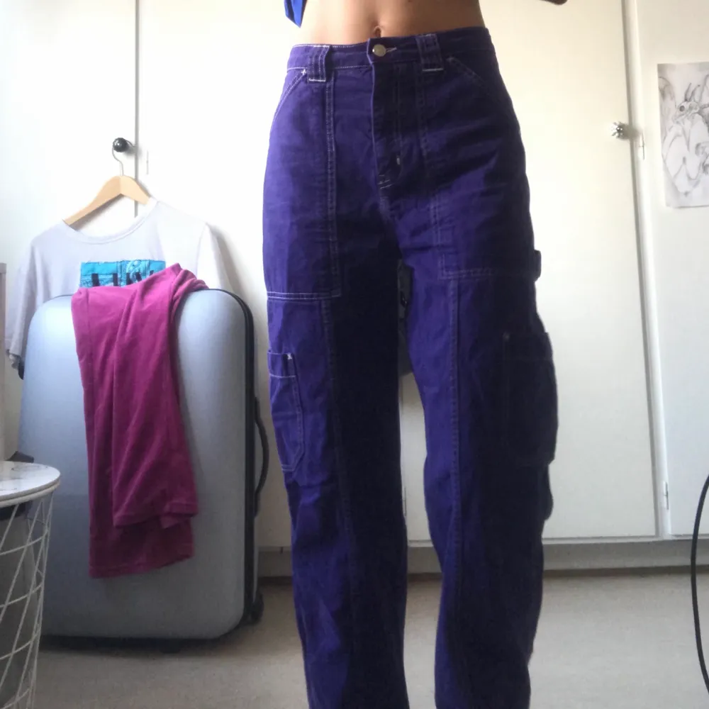 purple cargo jeans with white sews. Jeans & Byxor.