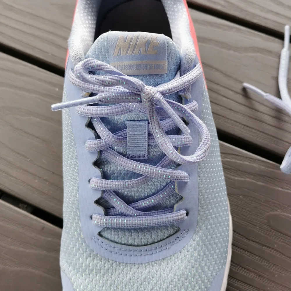 Säljer dessa fina skor från Nike då de ej kommer till någon användning längre, dom är blå/lila och corall färgade och har glitter på skosnörena samt främre delen av skon. Dem är använda ett fåtal gånger och är rena. Dem är i strl 38,5 men passar en 38 lika bra. 💕KÖPARE STÅR FÖR FRAKT💕. Skor.