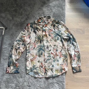 Skjorta - Skjorta med blommönster. Skönt tyg, väldigt luftig. 