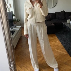 Beiga byxor - Beiga byxor från zara storlek L men sitter som M