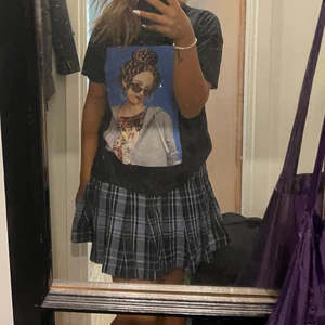 Kjol och T-shirt  - Säljer både T-shirten och kjolen. T-shirt Me coolt tryck ifrån zara och en ”school skirt” ifrån weekday. Buda ifrån 90 på T-shirt och 130 på kjolen!!!