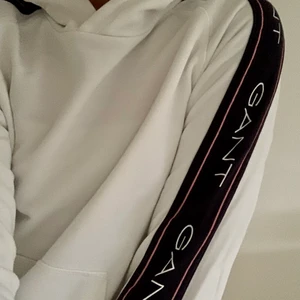 Gant hoodie - Jättefin Gant hoodie med blå och rosa detaljer. säljs pga brist av användning!💗