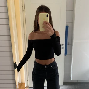 Off-shoulder tröja - En off-shoulder tröja i strl xs. Aldrig använd, endast testad. Säljer för 75 kr (exklusive frakt). Kontakta vid intresse. 