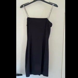 Svart klänning - Svart klänning med diamanter på banden! Aldrig använd. Skicka pm för bättre bilder!😁