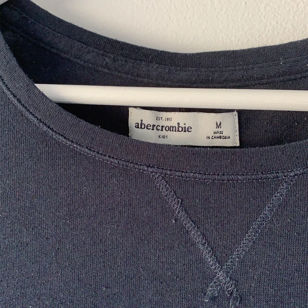 Mörkblå tröja från abercrombie. Tröjor & Koftor.