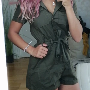 Shorts dress - Shorts dress I militär grön strl SMAL använd cirka 1 gång 