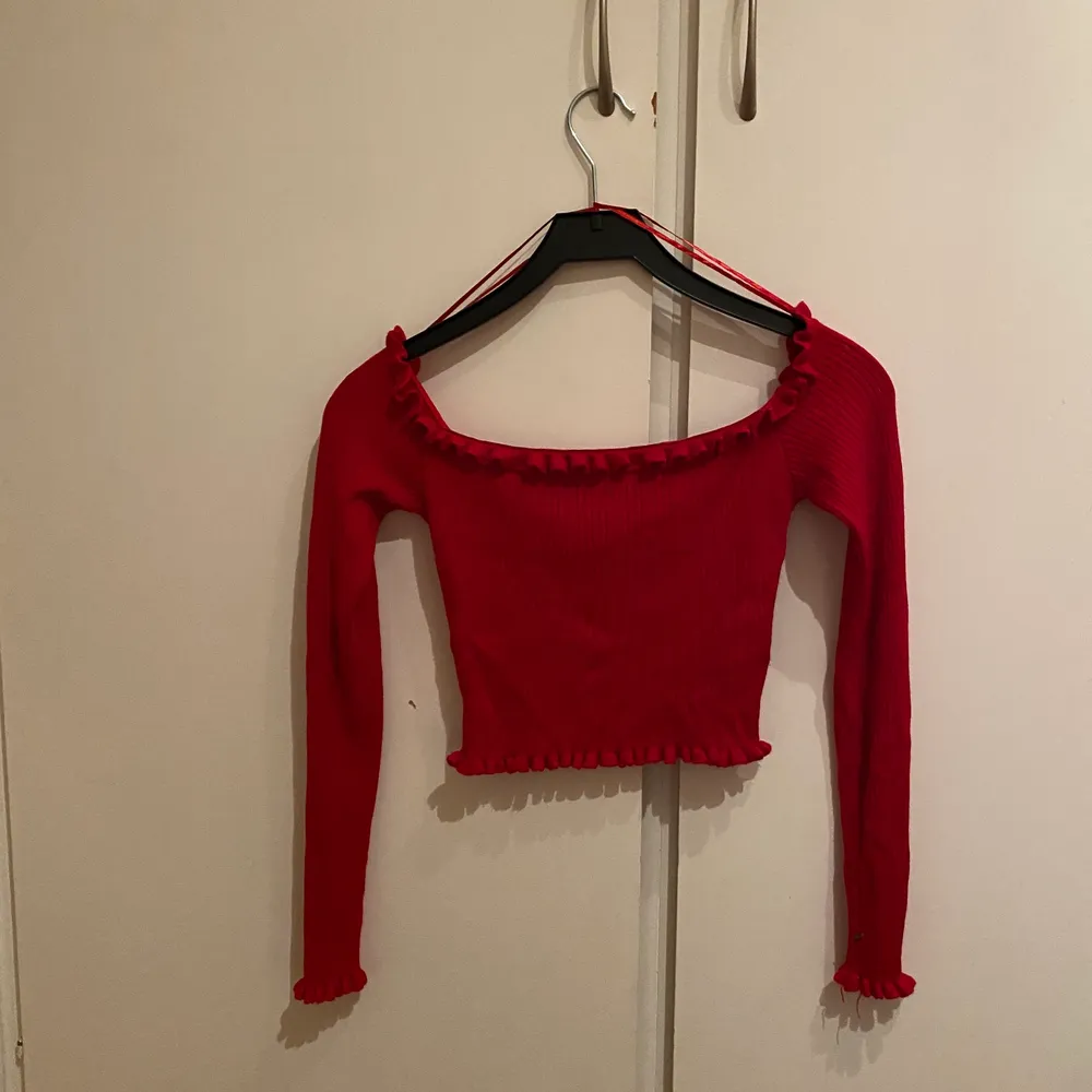 En röd Off shoulder tröja. Använd ett fåtal gånger men är fortfarande i bra skick. Köparen står för pris+frakt🥰. Toppar.