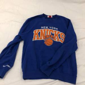 New York Knicks tröja från Mitchell & Ness. Användt bara ett fåtal gånger! Passar S-L beroende på hur oversized man vill ha den! Köparen står för frakt 🥰