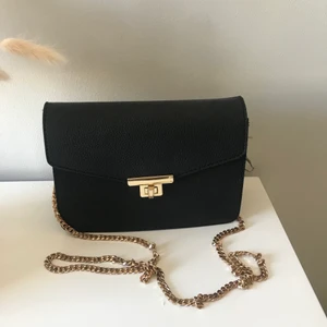 Svart väska - Liten svart väska från mango med guld detaljer