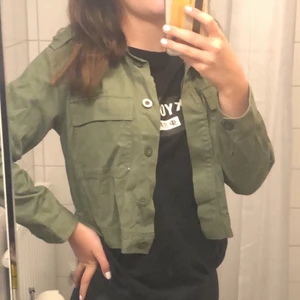 Jeans jacka - En jättefin grön jeans jacka från h&m som tyvärr inte kommer till användning längre