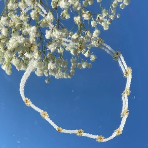 Halsband  - 💛ett gult blommigt halsband💛du kan berätta vilken passform du vilka ha: stor eller lite💛du kan också berätta om du vill ha andra färger💛