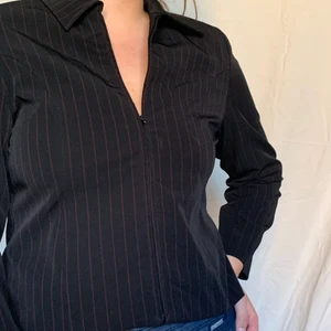 Kostymjacka - Tunn ”jacka” eller kostymöverdel i ett randigt mönster med dragkedja 