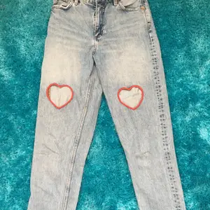 Supersöta jeans men hjärtcutouts från Monki💕 Bra passform! Har haft dessa ett tag men använder de inte längre💕